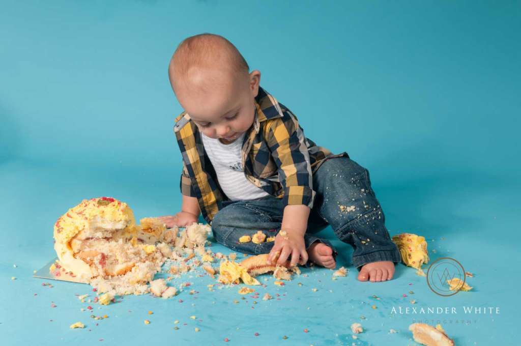 Messy cake smash photo